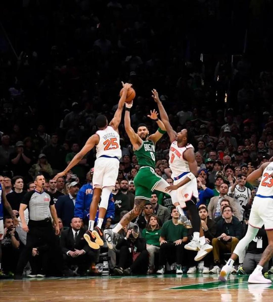 纽约尼克斯发布备战花絮，加时末段强势反弹，NBA季后赛任务艰巨，球探报告显示潜力的简单介绍