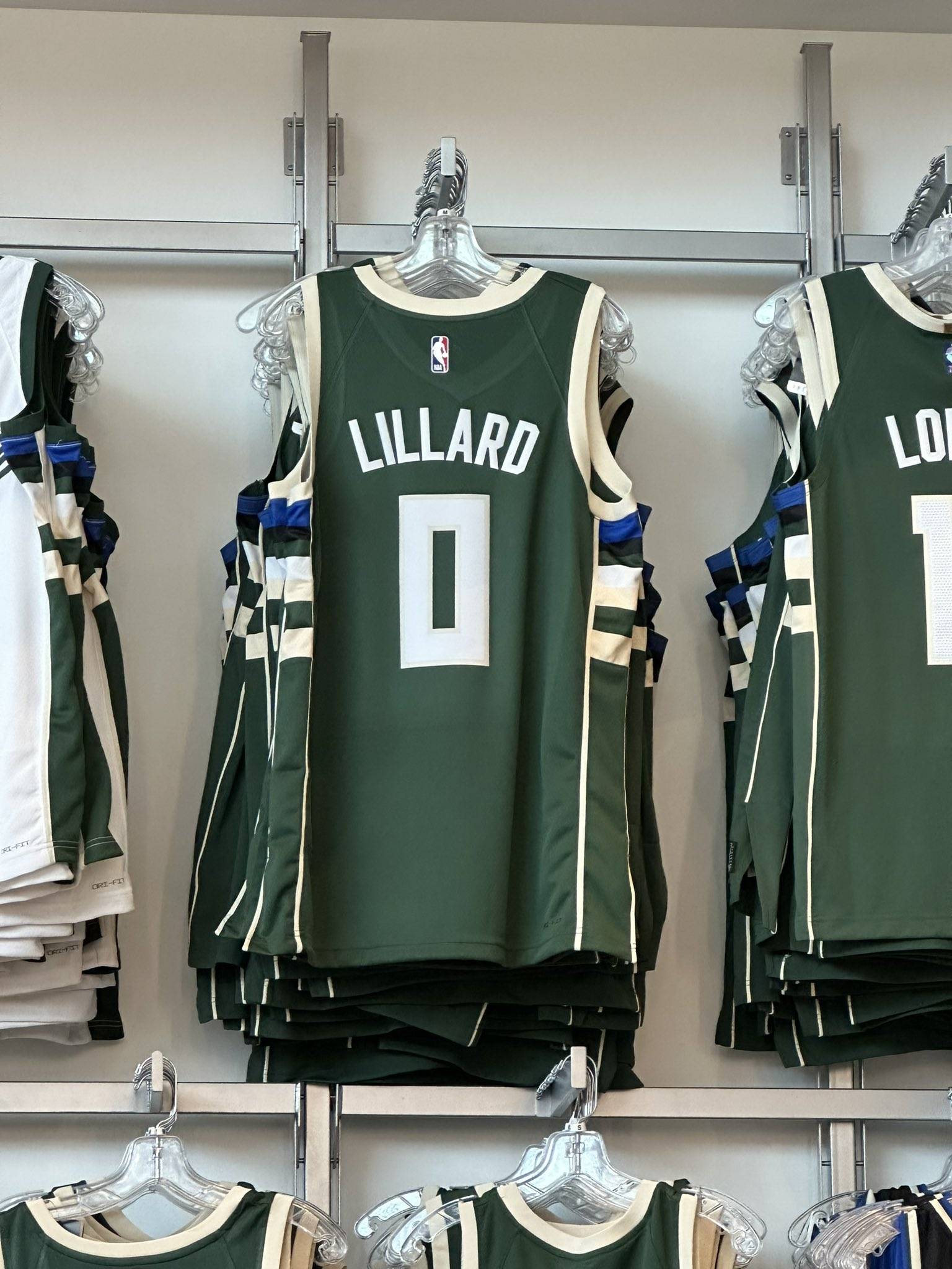 英雄联盟s15-今晚密尔沃基雄鹿更衣室发声——葡超节点到来；话题不断；身体对抗强度拉满的简单介绍